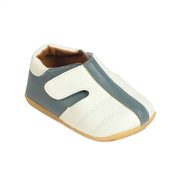 Bata bé trai dán mũi trơn