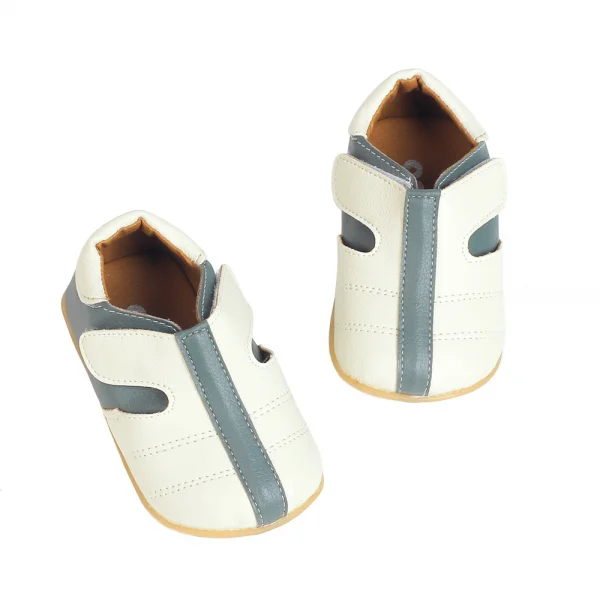 Bata bé trai dán mũi trơn