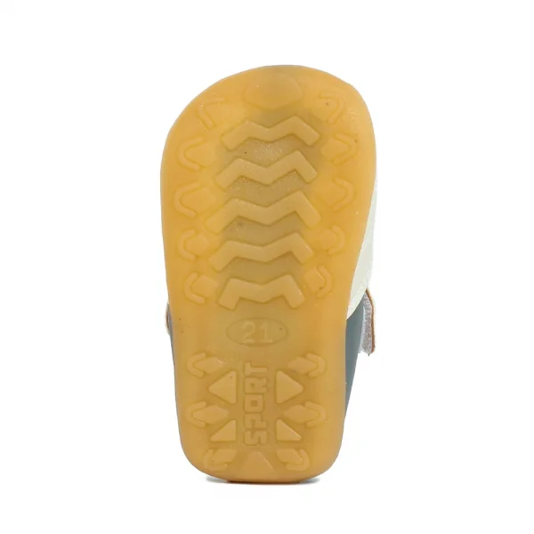 Bata bé trai dán mũi trơn