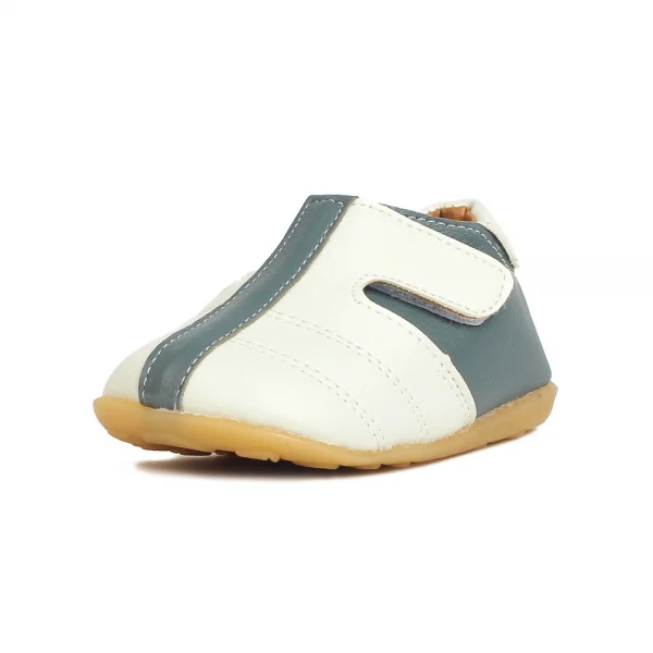 Bata bé trai dán mũi trơn