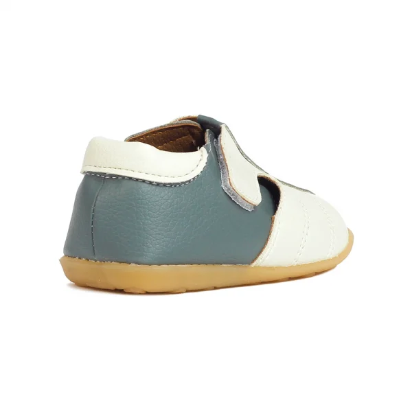 Bata bé trai dán mũi trơn