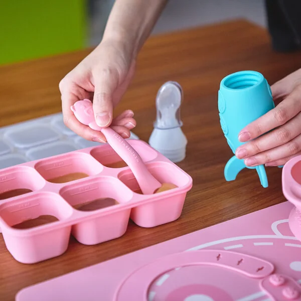 Bình bóp ăn dặm silicon có thìa cho bé Marcus & Marcus, từ 6 tháng - Xanh