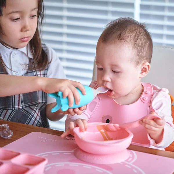 Bình bóp ăn dặm silicon có thìa cho bé Marcus & Marcus, từ 6 tháng - Xanh