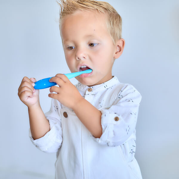 Bàn chải đánh răng silicon cho bé Marcus & Marcus, từ 2 tuổi - Xanh