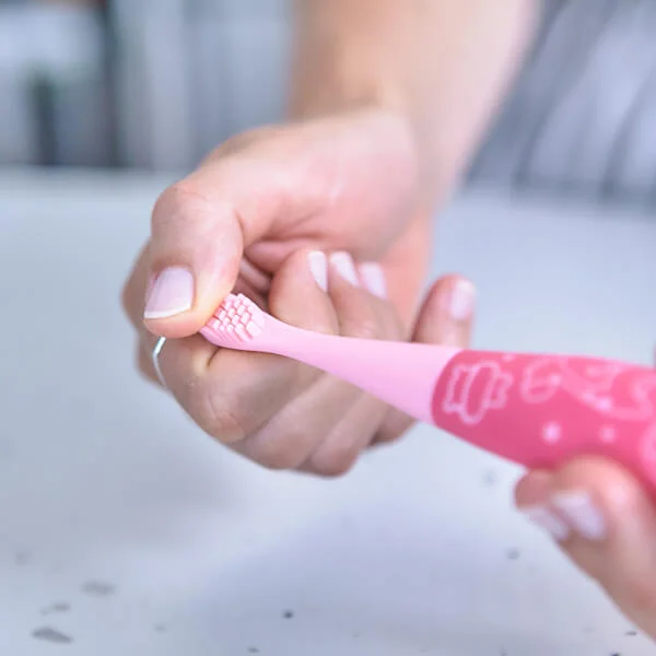 Bàn chải đánh răng silicon cho bé Marcus & Marcus, từ 2 tuổi - Hồng