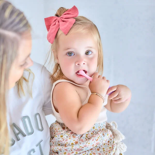 Bàn chải đánh răng silicon cho bé Marcus & Marcus, từ 2 tuổi - Hồng