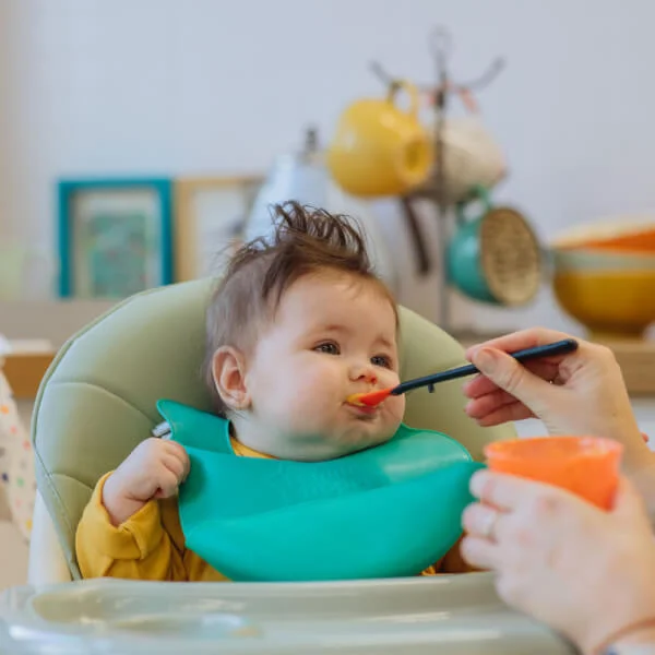 Thìa ăn dặm bề mặt kháng khuẩn có báo nhiệt cho bé Tommee Tippee Heat Sense từ 4 tháng (bộ 3 thìa)