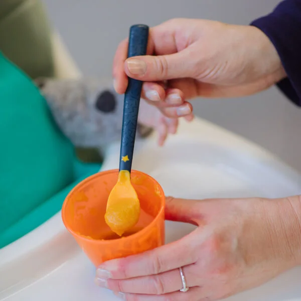 Thìa ăn dặm bề mặt kháng khuẩn có báo nhiệt cho bé Tommee Tippee Heat Sense từ 4 tháng (bộ 3 thìa)