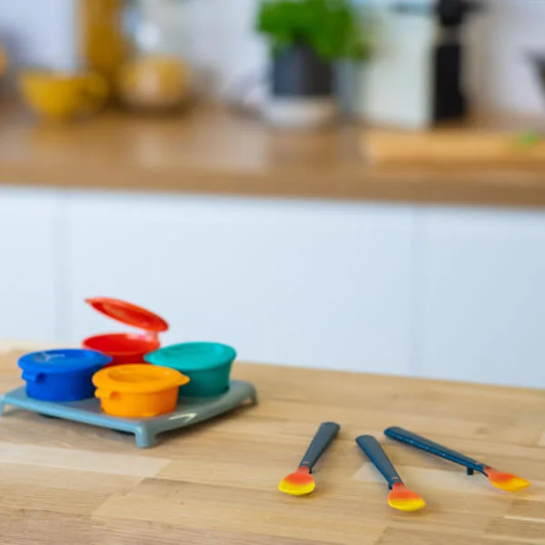 Thìa ăn dặm bề mặt kháng khuẩn có báo nhiệt cho bé Tommee Tippee Heat Sense từ 4 tháng (bộ 3 thìa)