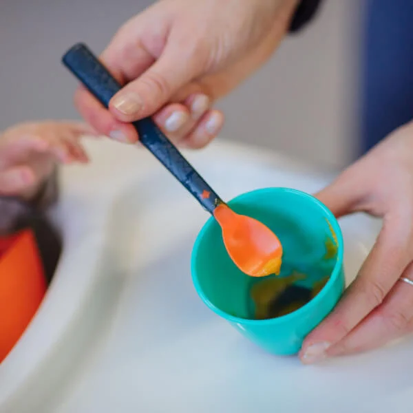 Thìa ăn dặm bề mặt kháng khuẩn có báo nhiệt cho bé Tommee Tippee Heat Sense từ 4 tháng (bộ 3 thìa)