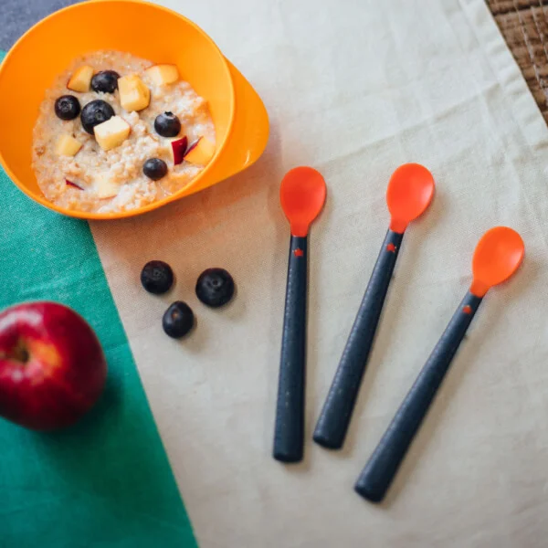 Thìa ăn dặm bề mặt kháng khuẩn có báo nhiệt cho bé Tommee Tippee Heat Sense từ 4 tháng (bộ 3 thìa)