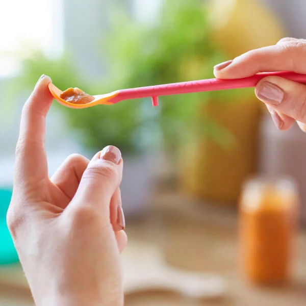 Thìa ăn dặm bề mặt kháng khuẩn cho bé Tommee Tippee Softee từ 4 tháng (bộ 2 thìa)