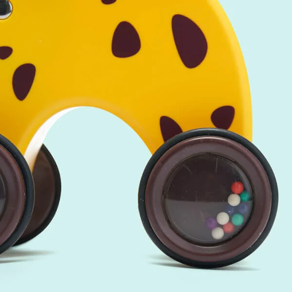 Xe kéo thú nhún vui vẻ mẹ và con hươu cao cổ JS047330