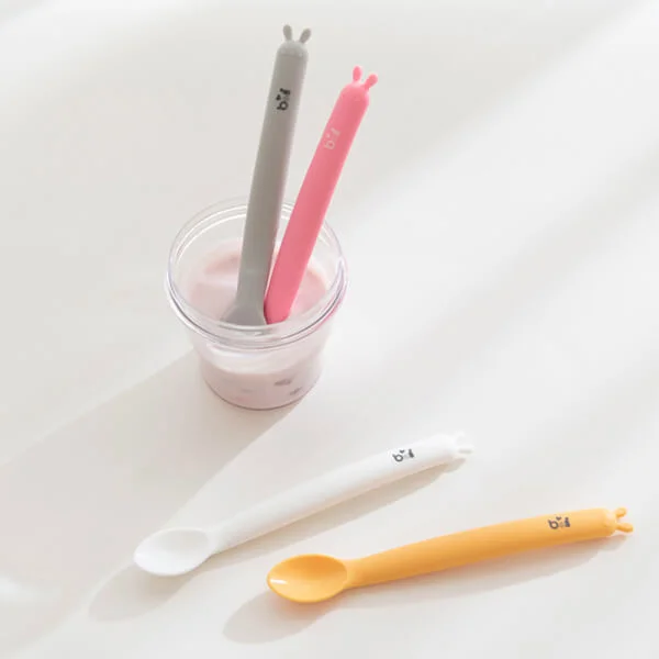 Bộ 2 muỗng silicone tai thỏ Baby&I Hàn Quốc (hồng + vàng)