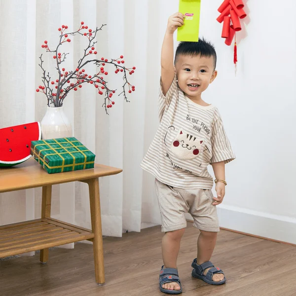 Bộ bé trai ngắn, bst Mèo mũm mĩm Animo HS1122068 (6M-5Y, Dark Beige)