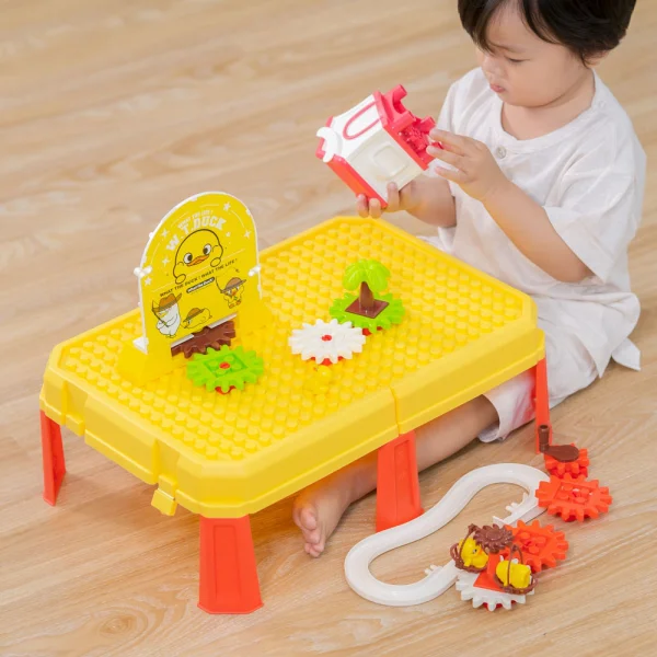 Vali xếp hình vịt chơi cầu trượt và bánh răng chuyển động kèm ngôi nhà có nhạc đèn 2in1 CY529325