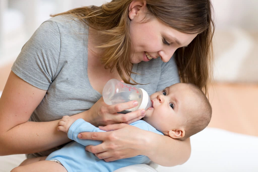 [Giải đáp] Có nên cho trẻ sơ sinh dưới 6 tháng tuổi uống nước?