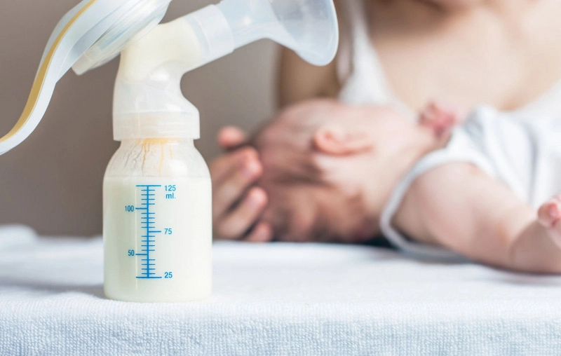 Thời gian tối đa sữa mẹ vắt ra ủ nóng được bao lâu thì an toàn?