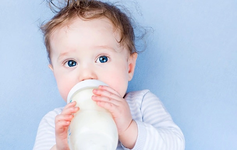 Mẹ có nên cho trẻ sơ sinh uống sữa nguội không? 