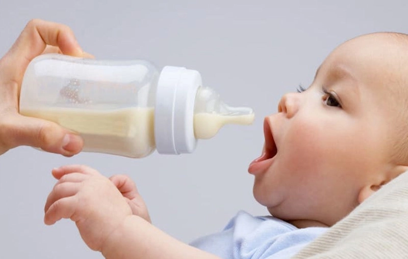 Mách mẹ cách chọn bình sữa cho trẻ sơ sinh tốt và an toàn nhất