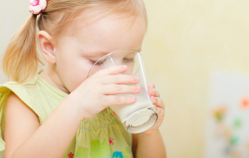 Trẻ trên 1 tuổi uống nhiều loại sữa được không? 