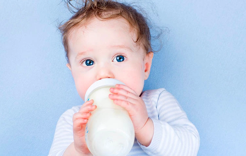 Mách mẹ kinh nghiệm chọn sữa cho bé 1 tuổi