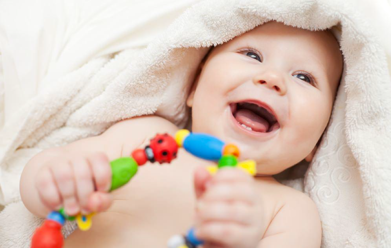 Lưu ngay 5 tiêu chí chọn đồ chơi cho bé sơ sinh vừa vui, vừa an toàn