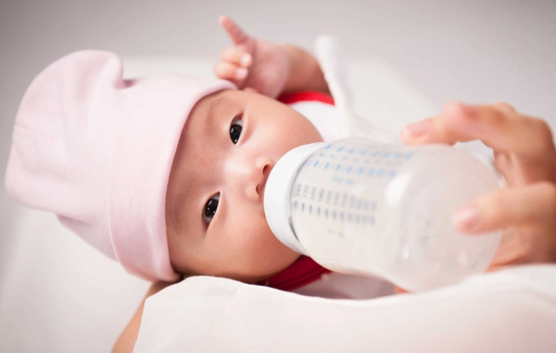 Có nên cho trẻ bú bình không có sữa? Các lưu ý khi cho bé bú bình mẹ cần biết