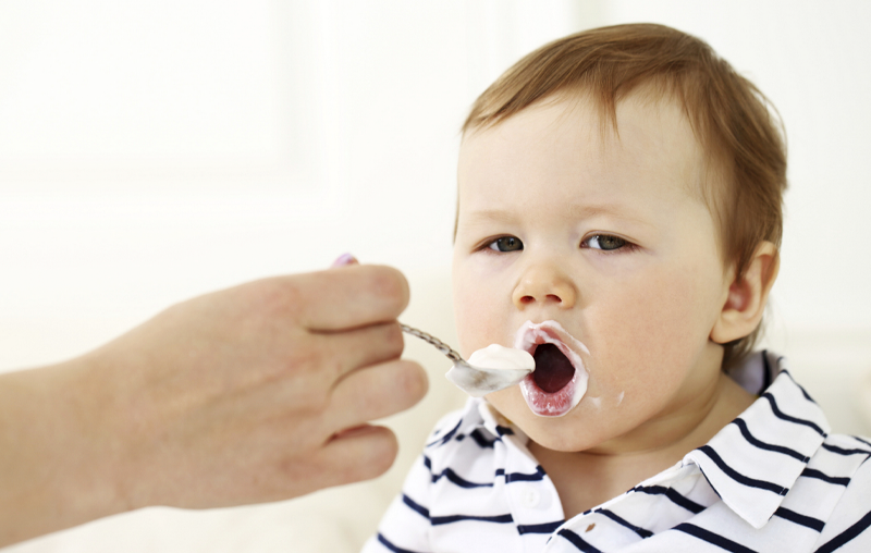 Trẻ mấy tháng ăn được váng sữa? Nên cho trẻ ăn lúc nào tốt nhất?