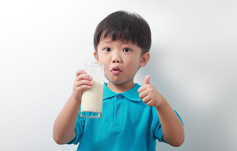 [Giải đáp] Khi nào nên cho bé uống sữa tươi? Bao nhiêu ml/ngày là đủ?
