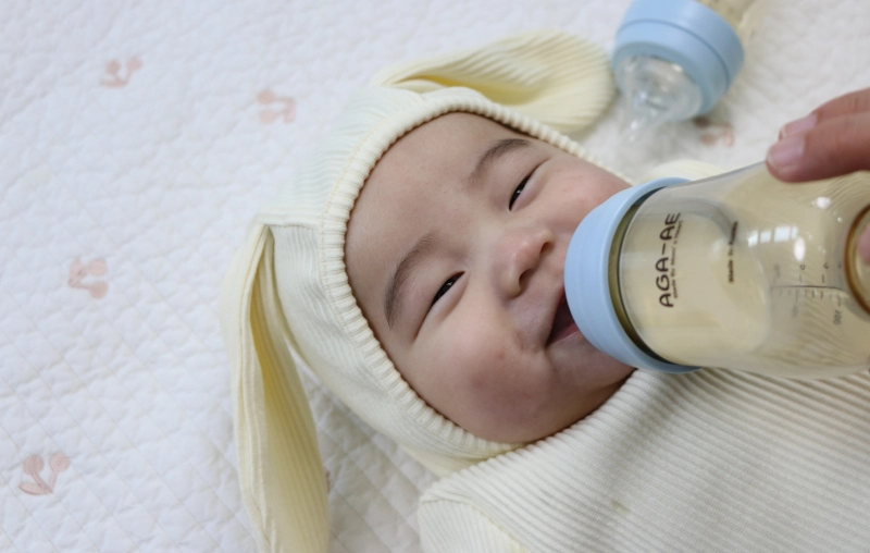 Hướng dẫn cách cho trẻ sơ sinh bú bình không bị sặc sữa hiệu quả nhất