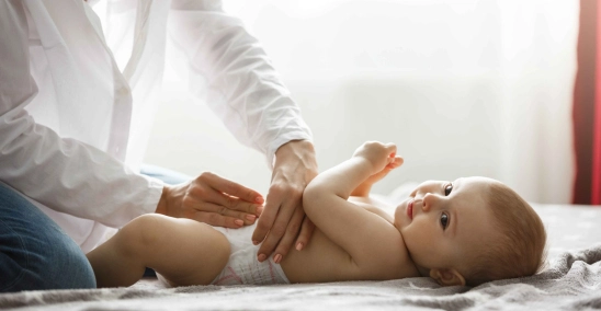 [Giải đáp] Trẻ sơ sinh nên dùng miếng lót hay tã dán?