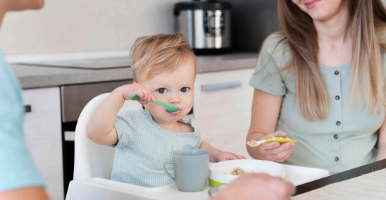 Trẻ 5 tháng ăn dặm được chưa? Dấu hiệu bé đã sẵn sàng ăn dặm