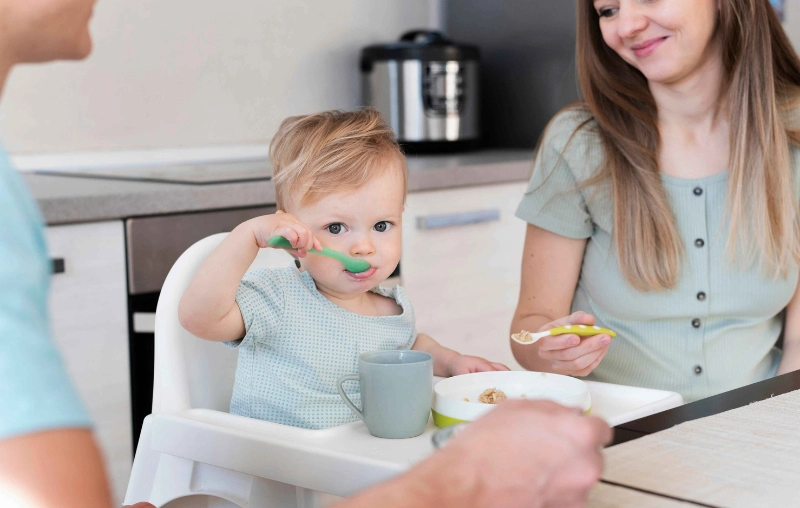 Trẻ 5 tháng ăn dặm được chưa? Dấu hiệu bé đã sẵn sàng ăn dặm