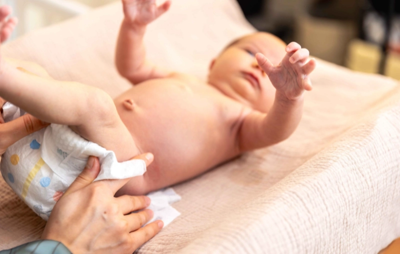 Mách mẹ bảng chọn size bỉm chi tiết theo cân nặng của bé (Đầy đủ nhất năm 2026)