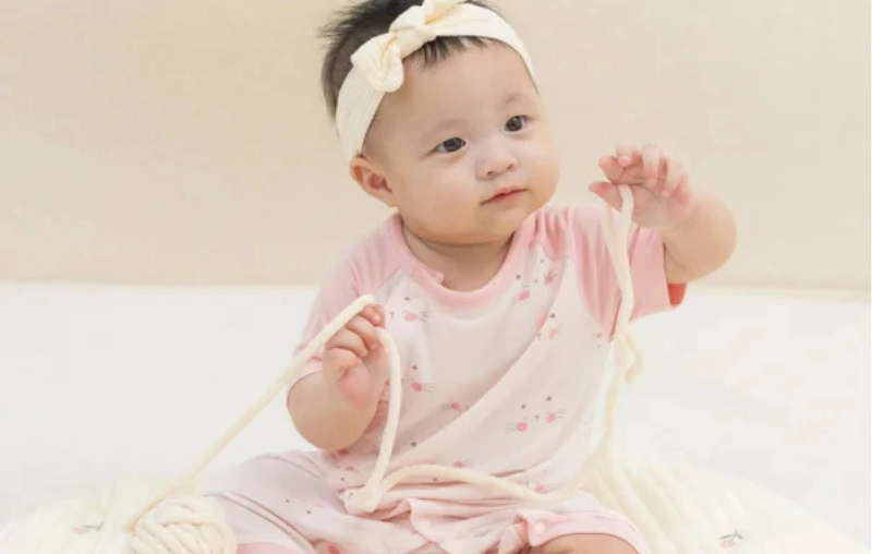Bodysuit cho bé gái sơ sinh: Chọn mẫu nào để vừa dễ thay bỉm, lại vừa giữ ấm tối đa?