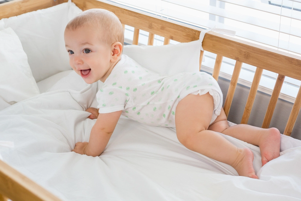 Chọn đúng tã an toàn cho da bé giúp con thoải mái vận động suốt cả ngày dài. Nguồn: peoplecreations - Magnific.