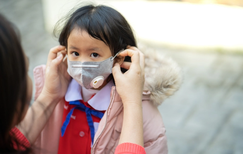 Thời tiết giao mùa miền Bắc khiến trẻ mới đi học mẫu giáo dễ mắc các bệnh đường hô hấp.