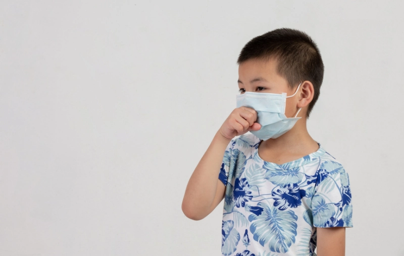 Thời tiết giao mùa “ẩm ương” của miền Bắc, lại thêm việc tiếp xúc gần với nhiều người khiến bé dễ ốm vặt khi đi mẫu giáo.