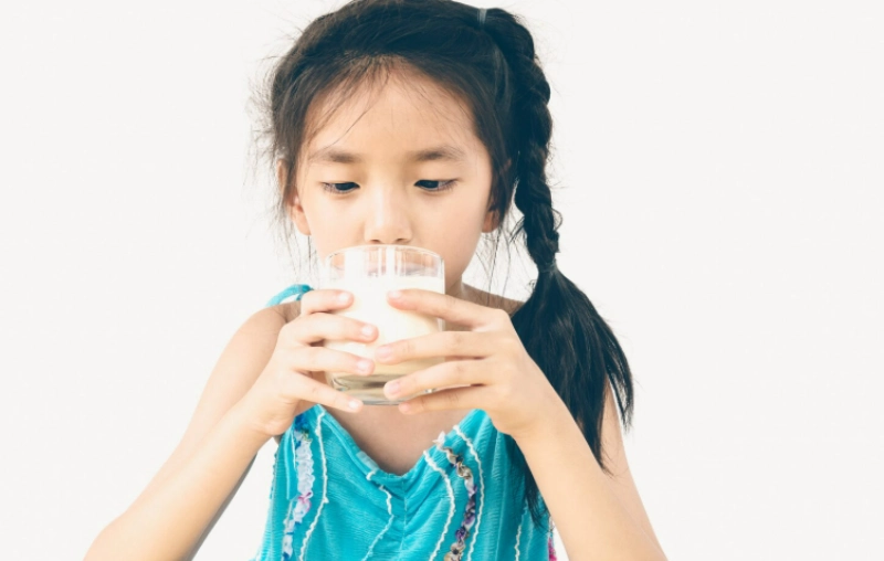 Mùa hè nắng nóng khiến con dễ mệt mỏi, mất nước và chững cân.