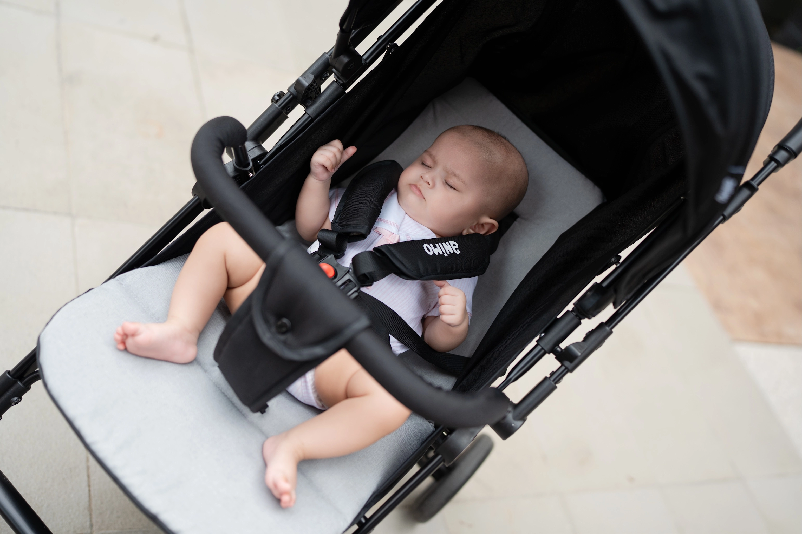 Xe đẩy cho bé 3 tháng cần phù hợp với khả năng kiểm soát đầu, cổ của con.