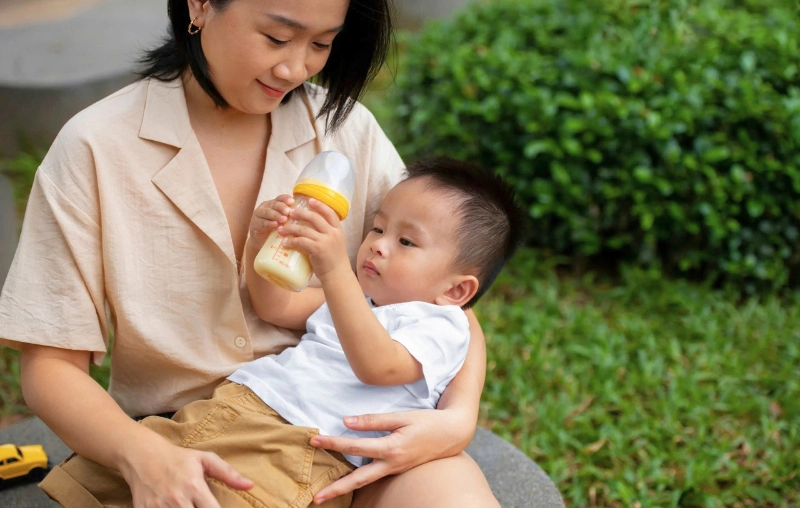 Chọn sữa bột cho bé 6 - 12 tháng ăn dặm êm bụng lúc giao mùa
