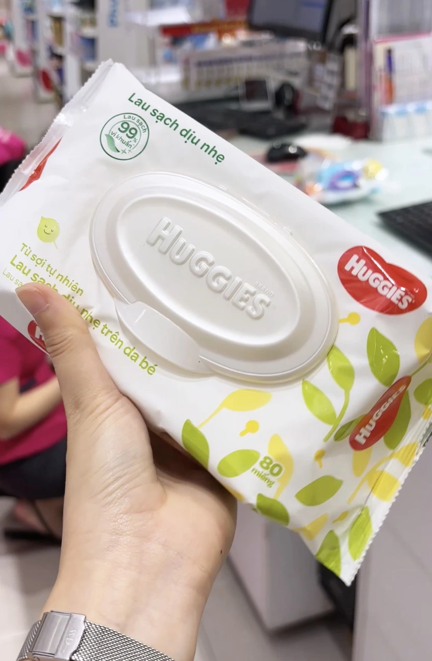 Khăn ướt Huggies siêu dày, loại bỏ đến 99% vi khuẩn