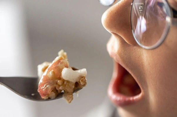 Nếu kh&ocirc;ng bảo quản đ&uacute;ng c&aacute;ch khi thay đổi thời tiết, thực phẩm rất dễ c&oacute; m&ugrave;i h&ocirc;i thối g&acirc;y biếng ăn cho b&eacute;.