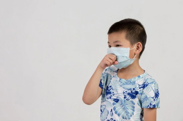 Thời tiết giao m&ugrave;a &ldquo;ẩm ương&rdquo; của miền Bắc, lại th&ecirc;m việc tiếp x&uacute;c gần với nhiều người khiến b&eacute; dễ ốm vặt khi đi mẫu gi&aacute;o.