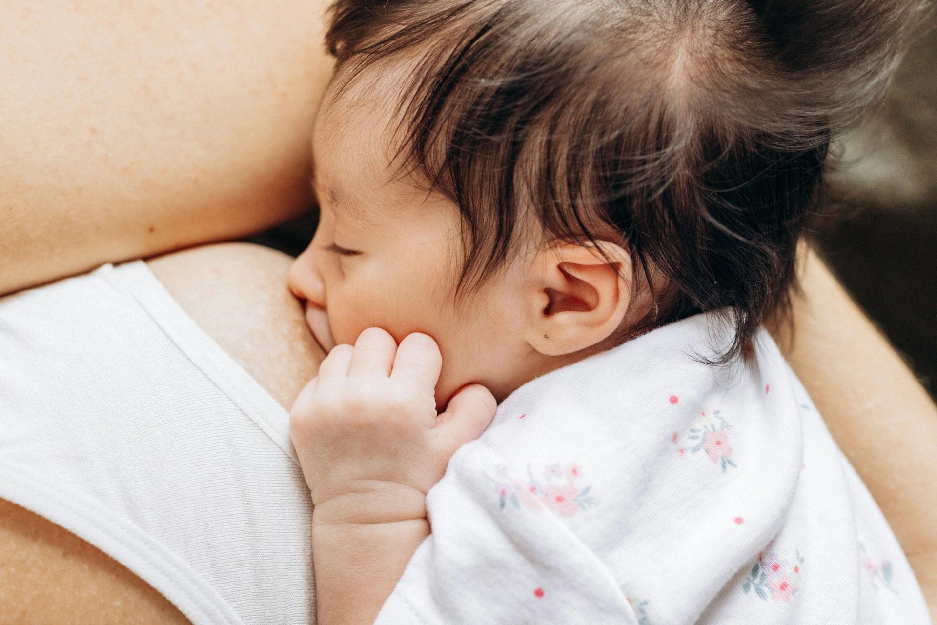 Nu&ocirc;i con bằng sữa mẹ gi&uacute;p bảo vệ hệ vi sinh đường ruột cho trẻ sinh mổ.