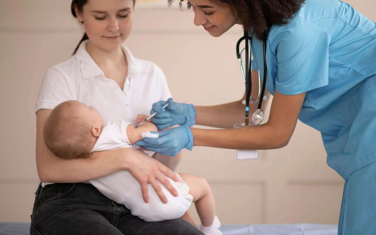 Chăm sóc em bé sau khi sinh mổ bằng cách tiêm vắc xin