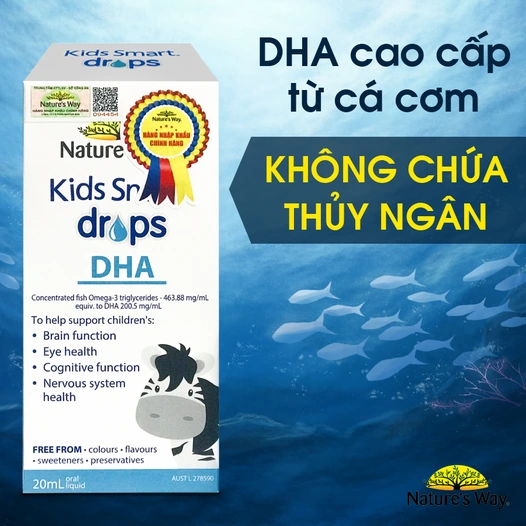 Có thể là hình ảnh về văn bản cho biết 'Kids Smart. draps DHA cao cấp từ cá cơm Nature Kids Sr drops DHA KHÔNG CHỨA THỦY NGÂN Concentrated Omega-3 triglycerides 463.88 mg/mL toDHA 00.5mg/mL help support children's: Brain function Eye health Cognitive function .Nervous system health Elv sweeteners. preservatives 20mLquid USTL278590 278590 Û 보さ也'