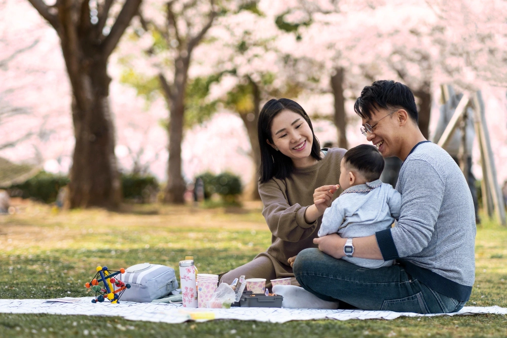 cho b&eacute; vận động ngo&agrave;i trời buổi s&aacute;ng gi&uacute;p tăng đề kh&aacute;ng tự nhi&ecirc;n