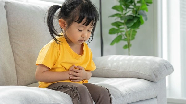 C&aacute;ch chọn sữa cho b&eacute; hay bị rối loạn ti&ecirc;u h&oacute;a, dẫn đến ốm vặt khi đi học.